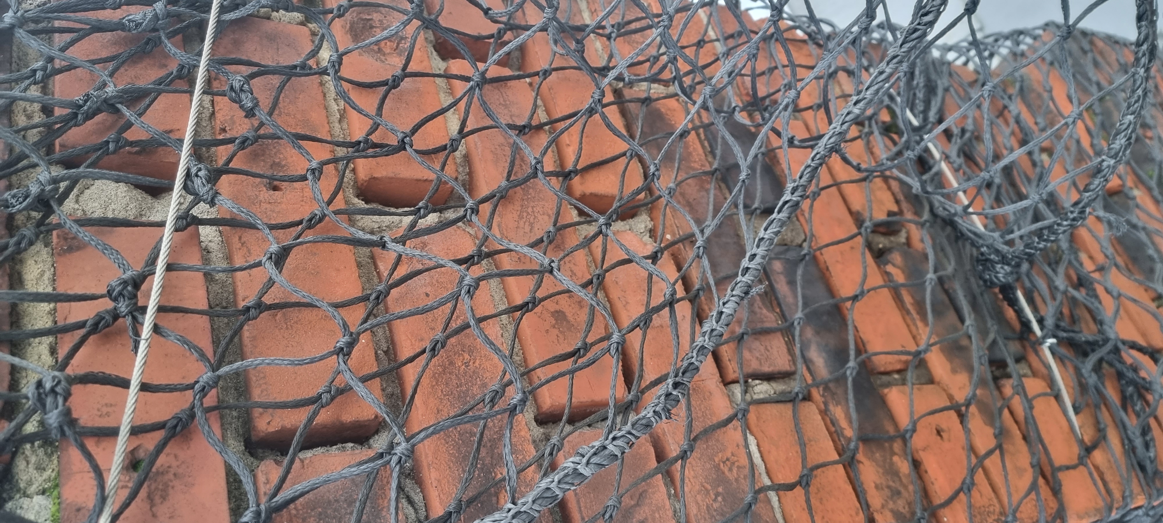 Kritisk mursten presser igennem sikkerhedsnet — aktiv nedstyrtningsfare dokumenteret med drone