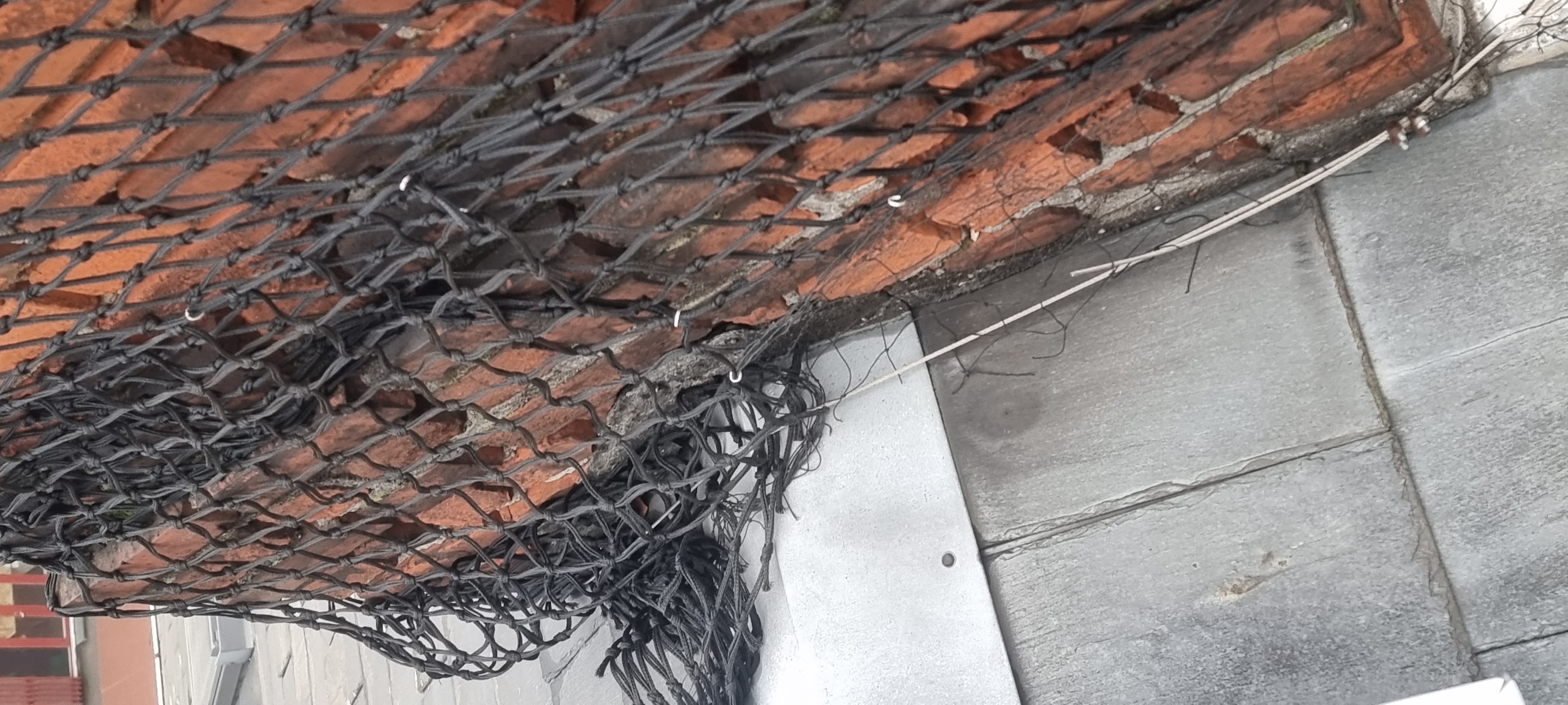 Drone inspektion ned i åbent skorstensfluerør — sodning og brandskade dokumenteret