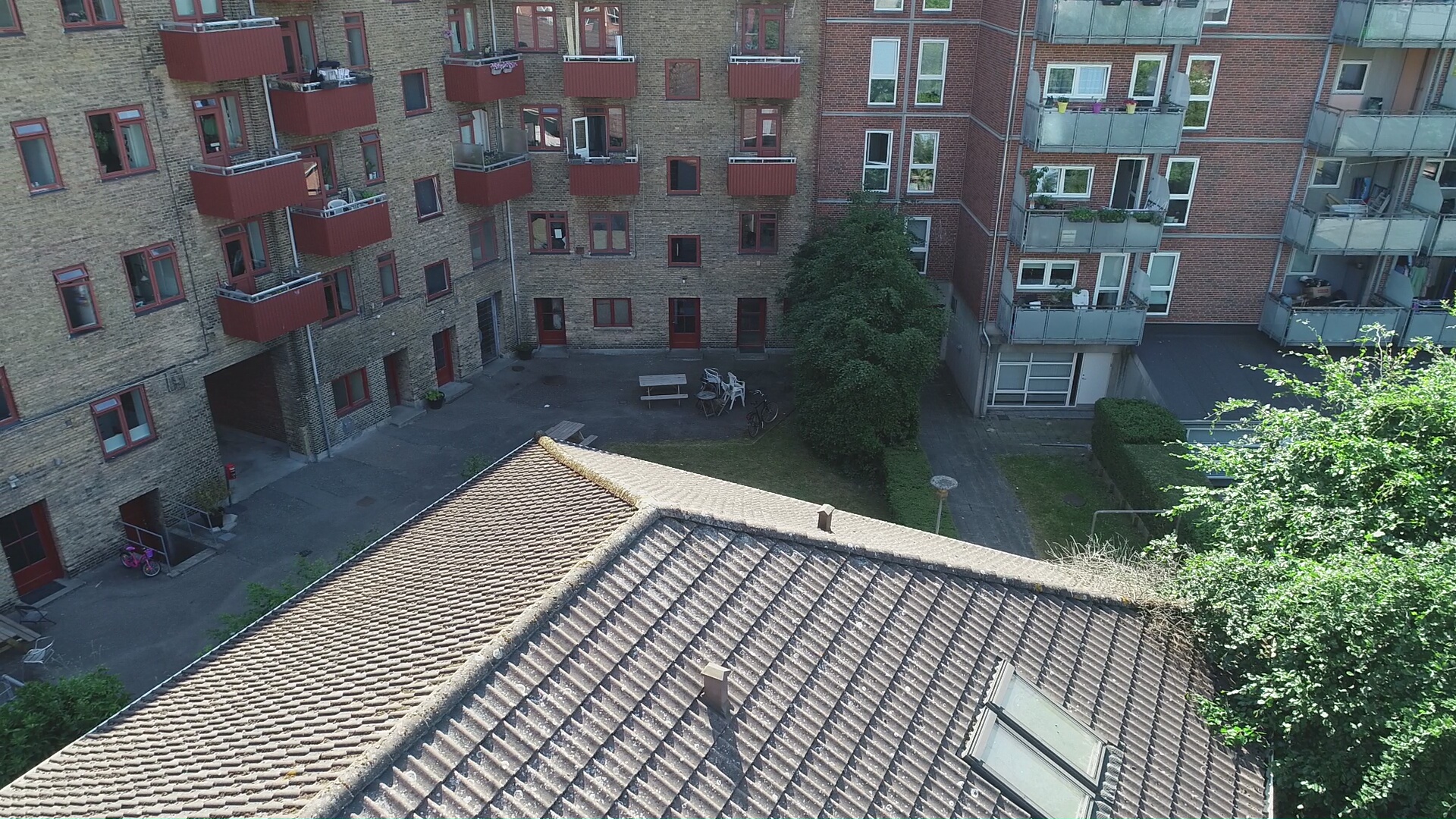 Dronefoto af etageejendom på Nørrebrogade