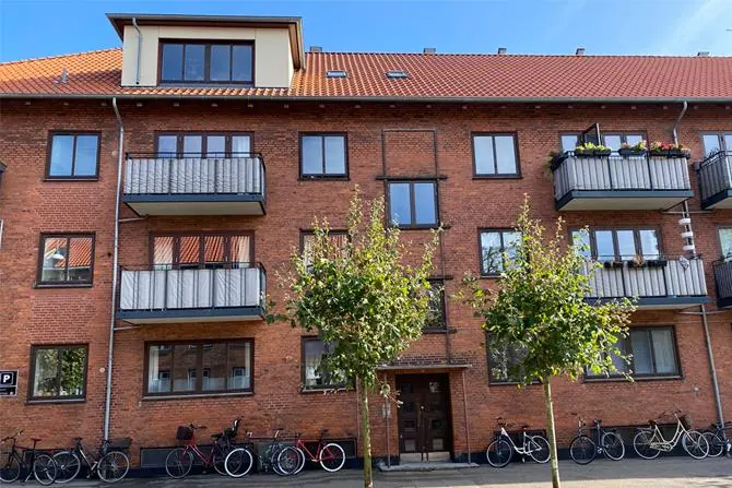 Klassisk rødmuret byejendom i København, gennemgået til vedligeholdelsesplan med fugtmåling af facade og kælder