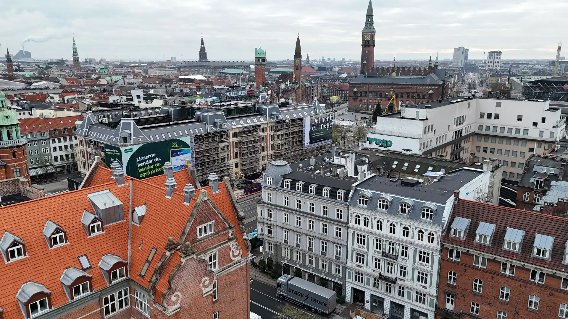 Dronefoto over Københavns tage med rådhuset i baggrunden